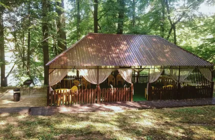 Шатер «У пруда»